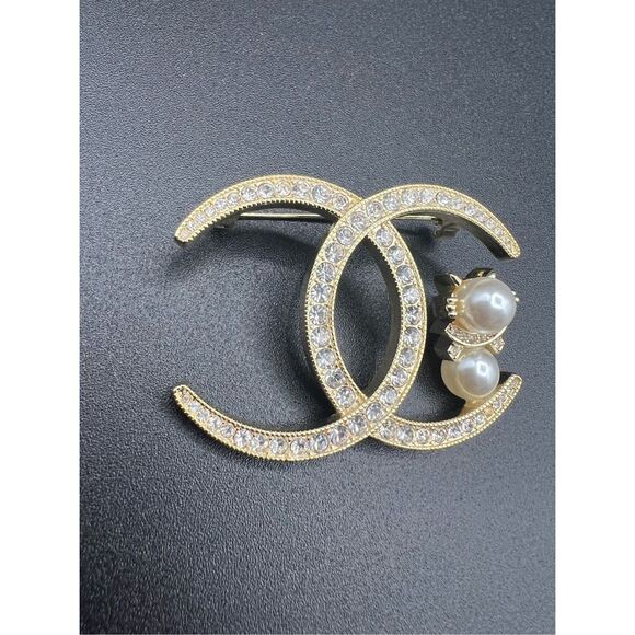 ⚡CLOSET CLEAR-OUT: PRICE DROP⚡Cc brooch pin faux pearl and rhinestones gold tone - Picture 7 of 10